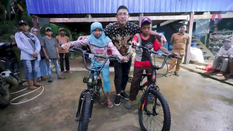 Bantuan sepeda dari Gubernur Sulsel, Andi Sudirman Sulaiman, telah diterima Yuddin dan Nursabbi. 
