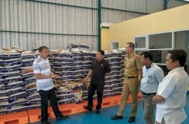 DPRD Parepare Awasi Pengemasan Beras Pasar Murah