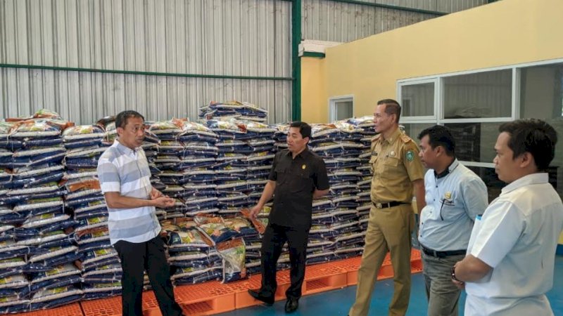 Jajaran anggota DPRD Kota Parepare mendatangi gudang Bulog tempat pengemasan beras yang bakal dijual murah ke masyarakat, Selasa (28/6/2022).