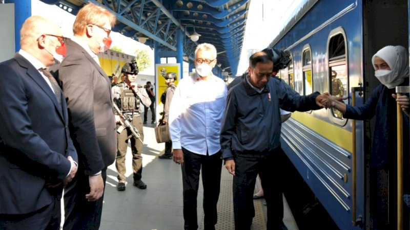 Presiden Joko Widodo dan Iriana tiba di Peron 1 Stasiun Central Kyiv, Ukraina sekitar pukul 08.50 waktu setempat, Rabu, 29 Juni 2022. (Foto: BPMI Setpres/Laily Rachev)