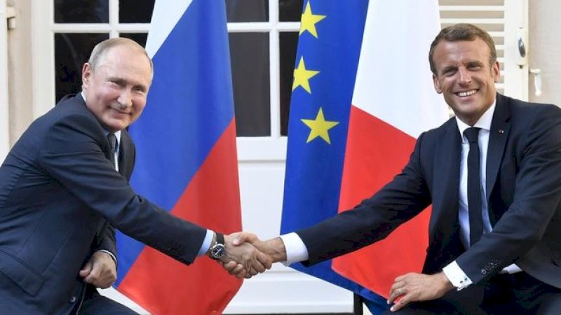 Emmanuel Macron yakin Vladimir Putin tak akan mulai cari gara-gara soal Ukraina. (AP/Gerard Julien)
