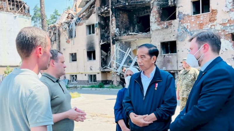 Presiden Jokowi dan Iriana meninjau kompleks Apartemen Lipky di Kota Irpin, Ukraina, Rabu (29/06/2022). (Foto: BPMI Setpres/Laily Rachev)