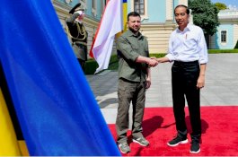 Tiba di Istana Maryinsky, Jokowi Disambut Zelensky