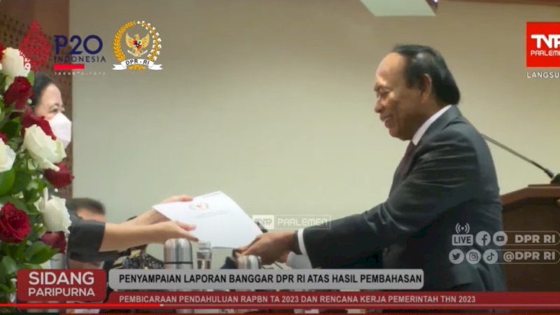 Wakil Ketua Badan Anggaran (Banggar) DPR RI, Muhidin Mohamad Said (kanan) sesaat sebelum ambruk. (Foto: YouTube: DPR RI)