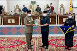 Serahkan Ranperda Pertanggungjawaban Pelaksanaan APBD, Bupati Wajo Singgung Raihan WTP
