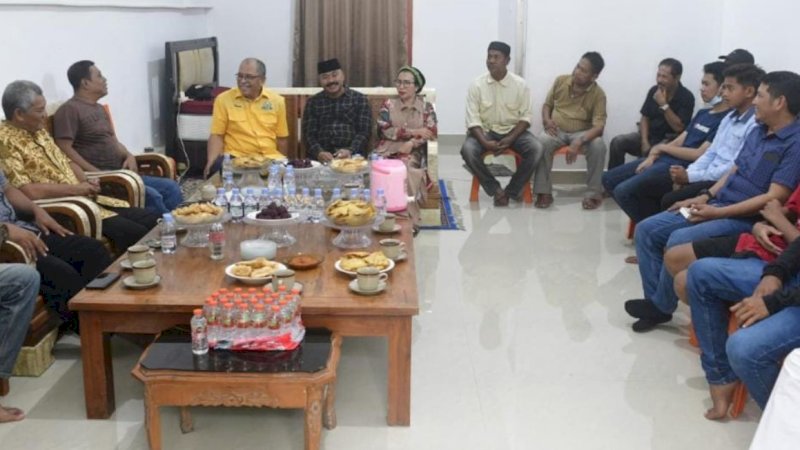 Ilham Arief Sirajuddin (IAS) bersama relawan dan simpatisan barisan Tim Pejuang Ilham-Aziz (IA) pada pemilihan gubernur (pilgub) 2013 lalu, di Kecamatan Balusu, Kabupaten Barru, Kamis (30/6/2022).