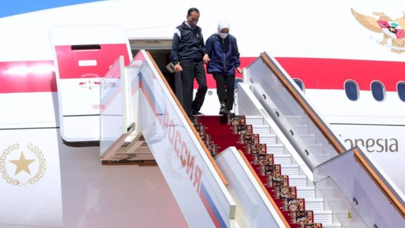 Presiden Jokowi dan Iriana tiba di Moskow, Rusia, Kamis (30/06/2022). (Foto: BPMI Setpres)