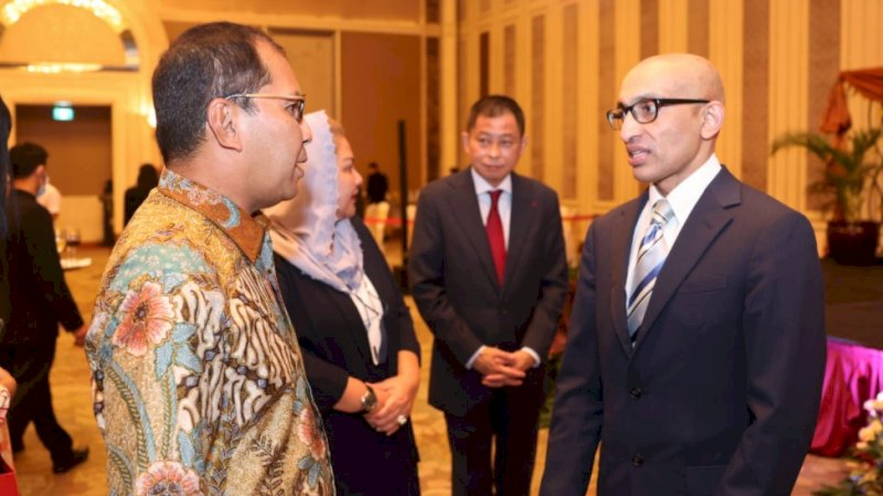 Wali Kota Makassar, Mohammad Ramdhan Pomanto (kiri), berbincang dengan Anil Kumar Nayar, di Shangri-La Hotel Grand Ballroom, Jakarta, Kamis (30/6/22).