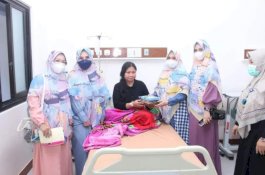 Sambut Zulhijah, Emak-Emak Pengajian Asmaul Husna Bagikan Paket Makanan di RSUD Andi Makkasau