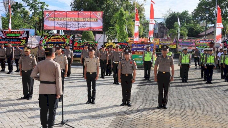 upacara laporan kenaikan pangkat personel Polres Barru di halaman Mapolres Barru, Jumat (1/7/2022).