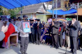 Jenazah Anggota DPRD Barru Djamaluddin Ismail  Dilepas dengan Upacara Korps Kepolisian