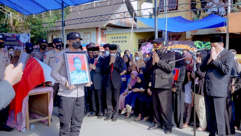 Jenazah Anggota DPRD Barru Djamaluddin Ismail Dilepas dengan Upacara Korps Kepolisian 