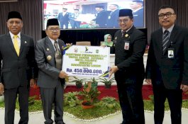 Pemprov Sulsel Serahkan Bantuan Pembangunan Tapal Batas Kota Rp450 Juta