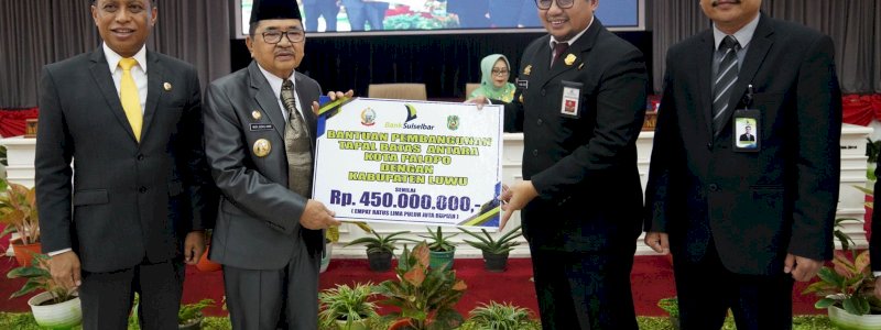 Pemprov Sulsel Serahkan Bantuan Pembangunan Tapal Batas Kota Rp450 Juta