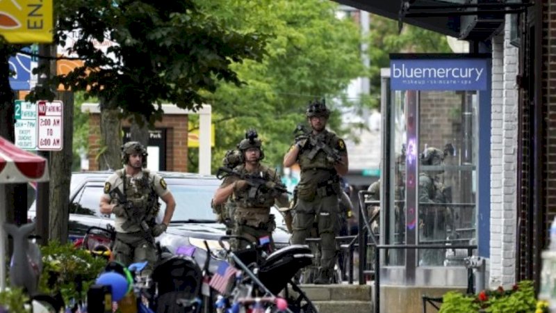 Petugas berjaga di lokasi penembakan massal saat parade hari kemerdekaan Amerika Serikat (AS) di Chicago, Senin (4/7/2022) waktu setempat. (Foto: Nam Y. Huh/AP Photo)