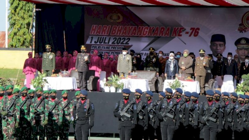 Upacara hari ulang tahun (HUT) Bhayangkara ke-76 yang digelar di Lapangan Mako Batalyon B Pelopor Polda Sulawesi Selatan di Kota Parepare, Sulawesi Selatan, Selasa (5/7/2022).