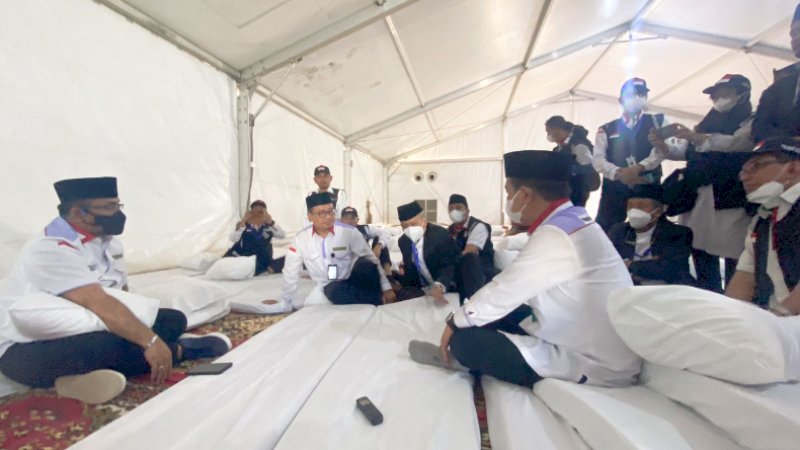 Menteri Agama Yaqut Cholil Qoumas mengecek kesiapan tenda Arafah, Selasa (5/7/2022) (Dok: Kemenag)