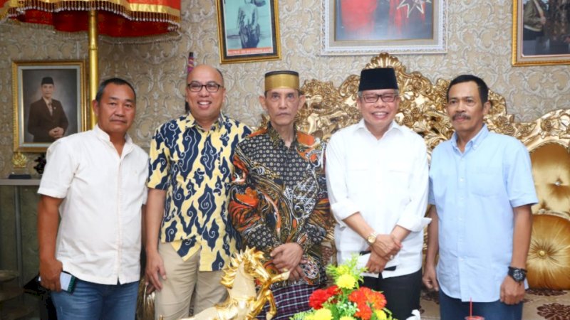 Ketua DPD I Partai Golkar Provinsi Sulsel, Taufan Pawe (kedua kanan), saat berada di kediaman Andi Kumala Idjo Daeng Sila Karaeng Lembang Batara Gowa III (tengah), Kabupaten Gowa, Rabu (6/7/2022).