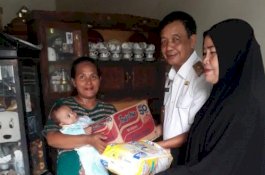 Tali Asih Wakil Bupati Barru, Kunjungi Bayi Lahir Tak Normal