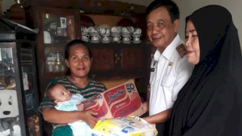 Wakil Bupati Barru, Aska Mappe (kedua kanan), saat membesuk bayi yang lahir dalam kondisi tidak normal di Coppeng-Coppeng, Desa Pancana, Kamis (7/7/2022).