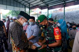 TP Serahkan Insentif RT/RW Hingga Guru Mengaji