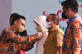 Ketua TP PKK Barru Terima Penghargaan Manggala Karya Kencana