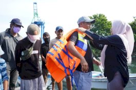 Kalla Lines-Yayasan Hadji Kalla Kembali Bagikan Bantuan Life Jacket untuk Warga Pulau Lae-Lae