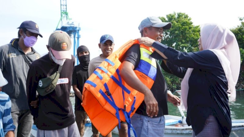 Kalla Lines dan Yayasan Hadji Kalla menyalurkan bantuan untuk keselamatan pelayaran di Pulau Lae-Lae, Kota Makassar, Kamis (7/7/2022).