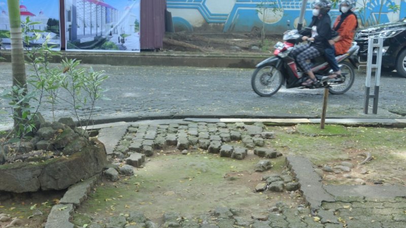 Kondisi pedestrian dan taman Kantor Gubernur Sulawesi Selatan (Sulsel) saat ini.
