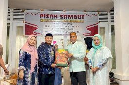 Hadiri Malam Pisah Sambut Kapolres, Ketua DPRD Kabupaten Wajo Beri Cinderamata