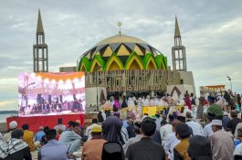 Ribuan Warga Parepare Salat Iduladha Bersama Taufan Pawe di Masjid Terapung BJ Habibie