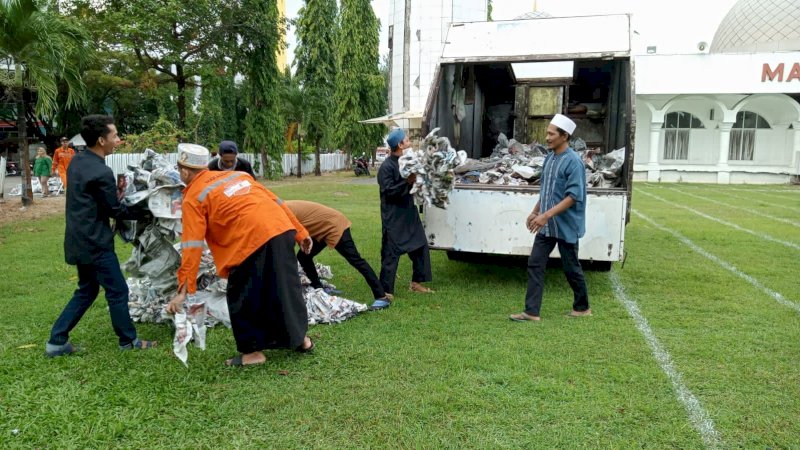 Petugas Kebersihan Kecamatan Panakukkang bersihkan sisa sampah koran usai pelaksanaan idul adha, (10/7/22).