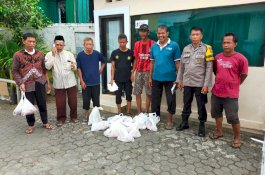 Intruksi Wali kota Makassar, Camat Panakkukang Melalui Panitia Qurban Serahkan Daging Kurban Kepada Keluarga Stunting