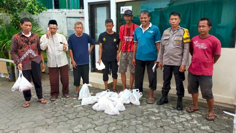 Pembagian Daging Kurban kepada warga berisiko stunting di kecamatan Panakukkang, (10/7/22).