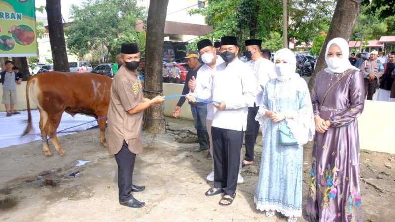 Penyerahan hewan kurban secara simbolis oleh jajaran Polda Sulsel kepada penerima, Minggu (10/7/2022). 