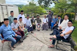 Waketum IKA Unhas Dapat Kepala Sapi Dari Andi Amran Sulaiman