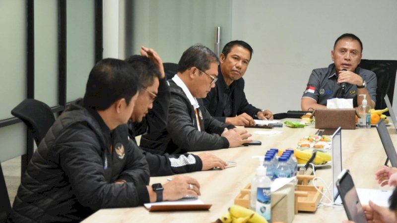 Ketua Umum PSSI Mochamad Iriawan saat memimpin rapat di kantor PT LIB, Senin (11/7/2022). (foto: PSSI)