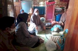 Ketua TP PKK Barru Besuk Lansia Terbaring Sakit di Soppeng Riaja