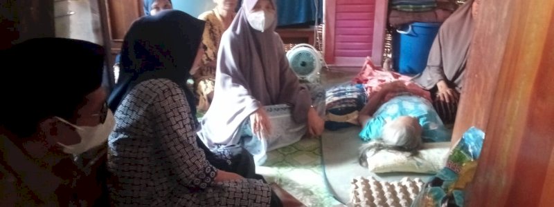 Ketua TP PKK Barru Besuk Lansia Terbaring Sakit di Soppeng Riaja