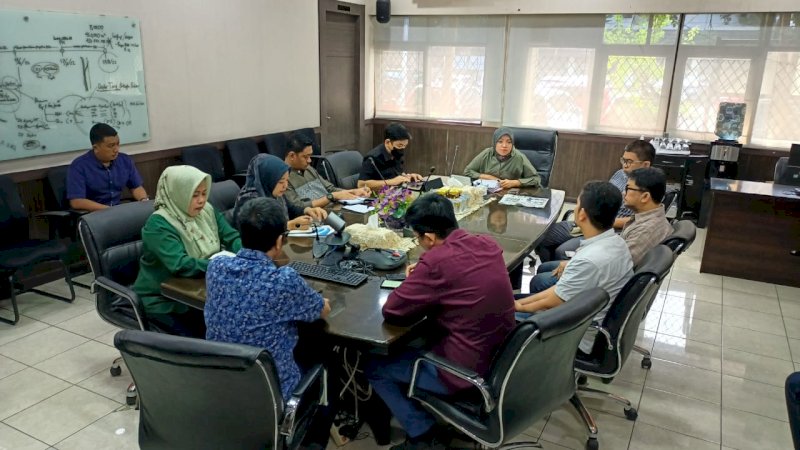 Kadis PU Makassar, Zuhaelsi Zubir dan Pejabatanya saat rapat bahas  percepatan serapan anggaran, (8/7/22).