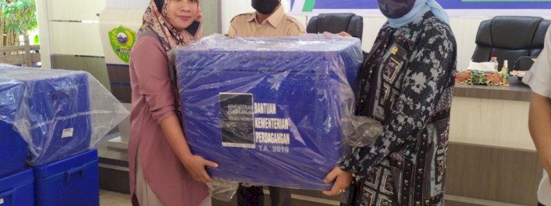 Ketua TP PKK Barru Salurkan Bantuan Boks Pendingin untuk Nelayan