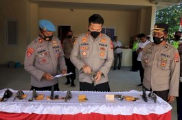 Kapolres Barru Cek Kelayakan Senjata Api Personel