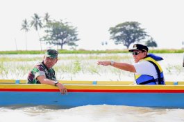 Bupati Wajo dan Dandim Naik Perahu Salurkan Bantuan ke Korban Banjir di Belawa