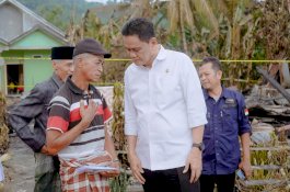 Bupati Barru Temui Korban Kebakaran di Sepe'e, Serahkan Bantuan Logistik Darurat