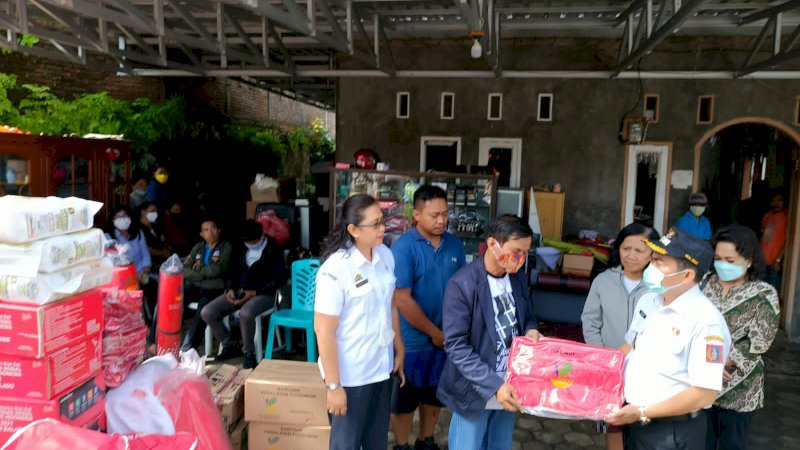 Penyerahan bantuan untuk korban kebakaran di Kelurahan Ariang, Kecamatan Makale, Kabupaten Tana Toraja, Rabu (13/7/2022). 