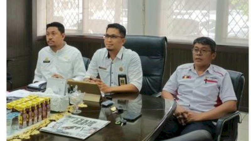 Kepala UPT PAL, Hamka Darwis.SH MM, KTU PAL dan PPTK Sanitasi, melakukan zoom dengan Dirjen Cipta Karya,  di ruang rapat Kadis PU Kota Makassar,
Rabu, 13 Juli 2022.
