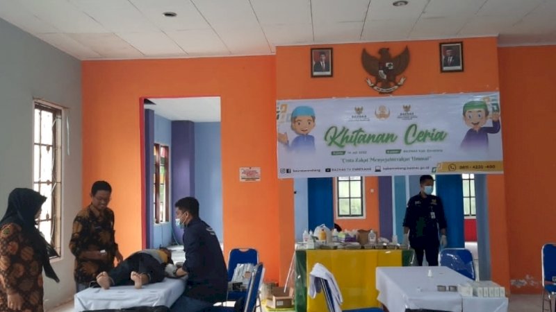 Sunatan massal di Kantor Baznas Enrekang, Jalan Jenderal Sudirman, Kelurahan Galonta, Enrekang, Kamis (14/7/2022).