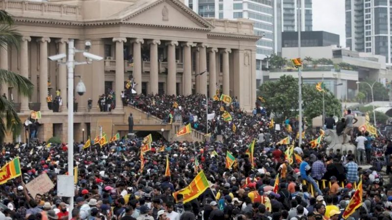Demonstran melakukan aksi protes di lingkungan Sekretariat Presiden Sri Lanka, setelah Presiden Gotabaya Rajapaksa kabur di tengah krisis ekonomi yang melanda negara tersebut, di Kolombo, Sri Lanka, Sabtu. (9/7/2022). (Foto: Reuters)