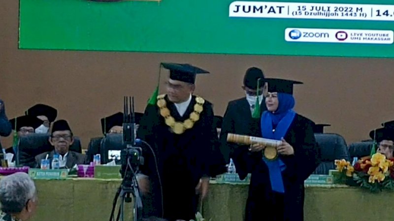 Menteri Pendidikan (Pengajian) Malaysia, Dato Seri Noraini Ahmad, menerima gelar doktor kehormatan dari Universitas Muslim Indonesia (UMI) di Auditorium Al Jibra, Jumat (15/7/2022).