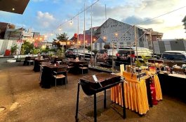 Nongkrong Asik di Terrace Hotel Ibis Makassar